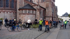 Die Radgruppe mit Initiator Norbert Klinger (6. Von links mit Warnweste) vor der Kirche in Großkrotzenburg.